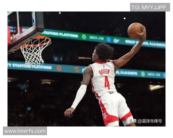 火箭队与雄鹿队激战正酣球迷热情高涨精彩瞬间回顾